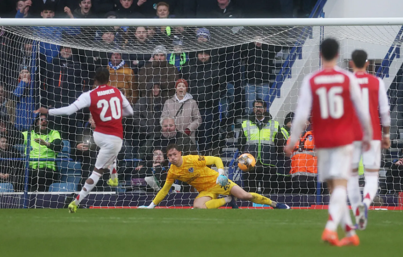 madueke-lo-hen-tren-cham-11m-arsenal-khong-con-toan-thang-phat-den